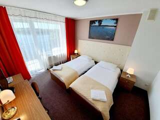 Отель Hotel Mazuria Мронгово Двухместный номер с 2 отдельными кроватями и видом на озеро-5