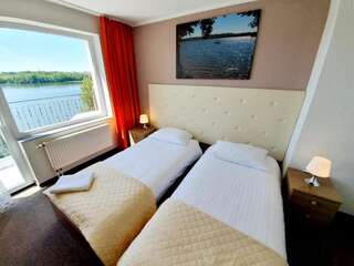 Отель Hotel Mazuria Мронгово Двухместный номер с 2 отдельными кроватями и видом на озеро-6