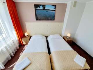 Отель Hotel Mazuria Мронгово Двухместный номер с 2 отдельными кроватями и видом на озеро-7
