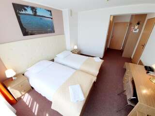 Отель Hotel Mazuria Мронгово Двухместный номер с 2 отдельными кроватями и видом на озеро-8